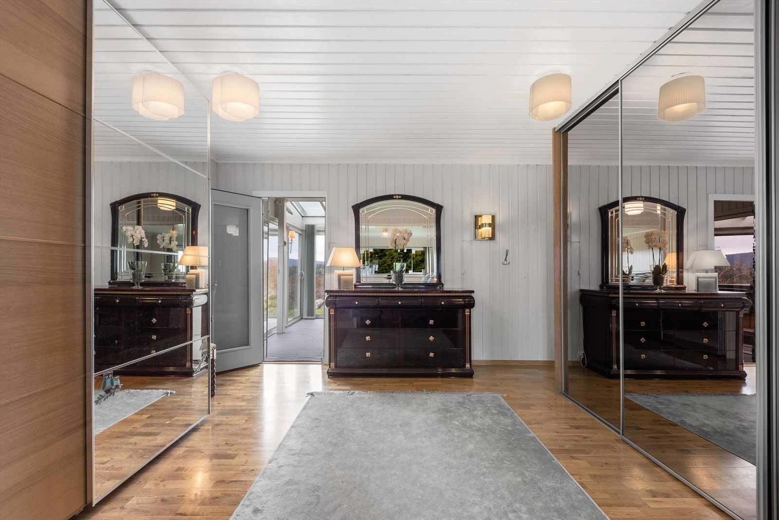 Hall med adkomst til vinterhage og overbygget terrasse mot syd med jacuzzi. Galleribilde