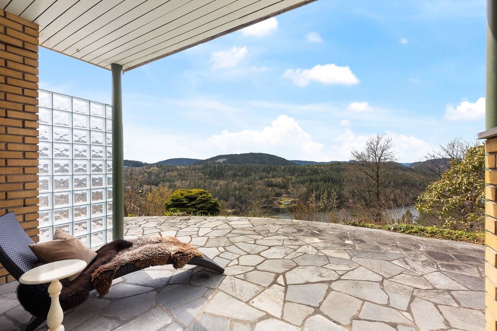 Praktfull utsiktstomt opparbeidet over to nivå med lett skrånende terreng mot vest Galleribilde