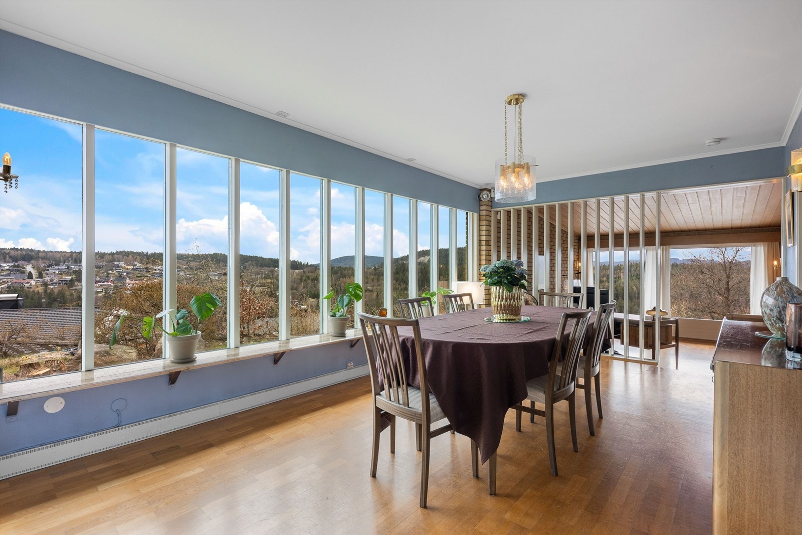 Store vindusflater gir et vakkert lys inn til boligen og den magiske utsikten kan nytes fra alle oppholdsrom Galleribilde