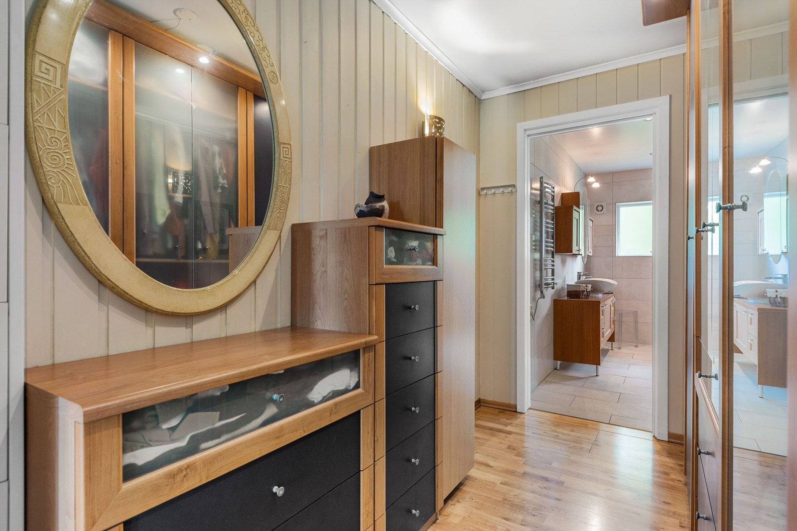 Soveromsgang med inngang til master bedroom og baderom 1 Galleribilde