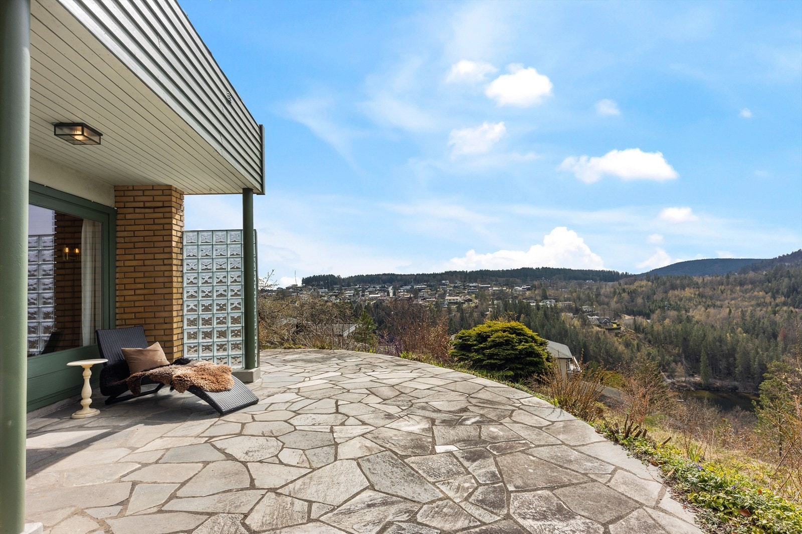 Her bor man i pakt med naturen uten innsyn fra naboer Galleribilde