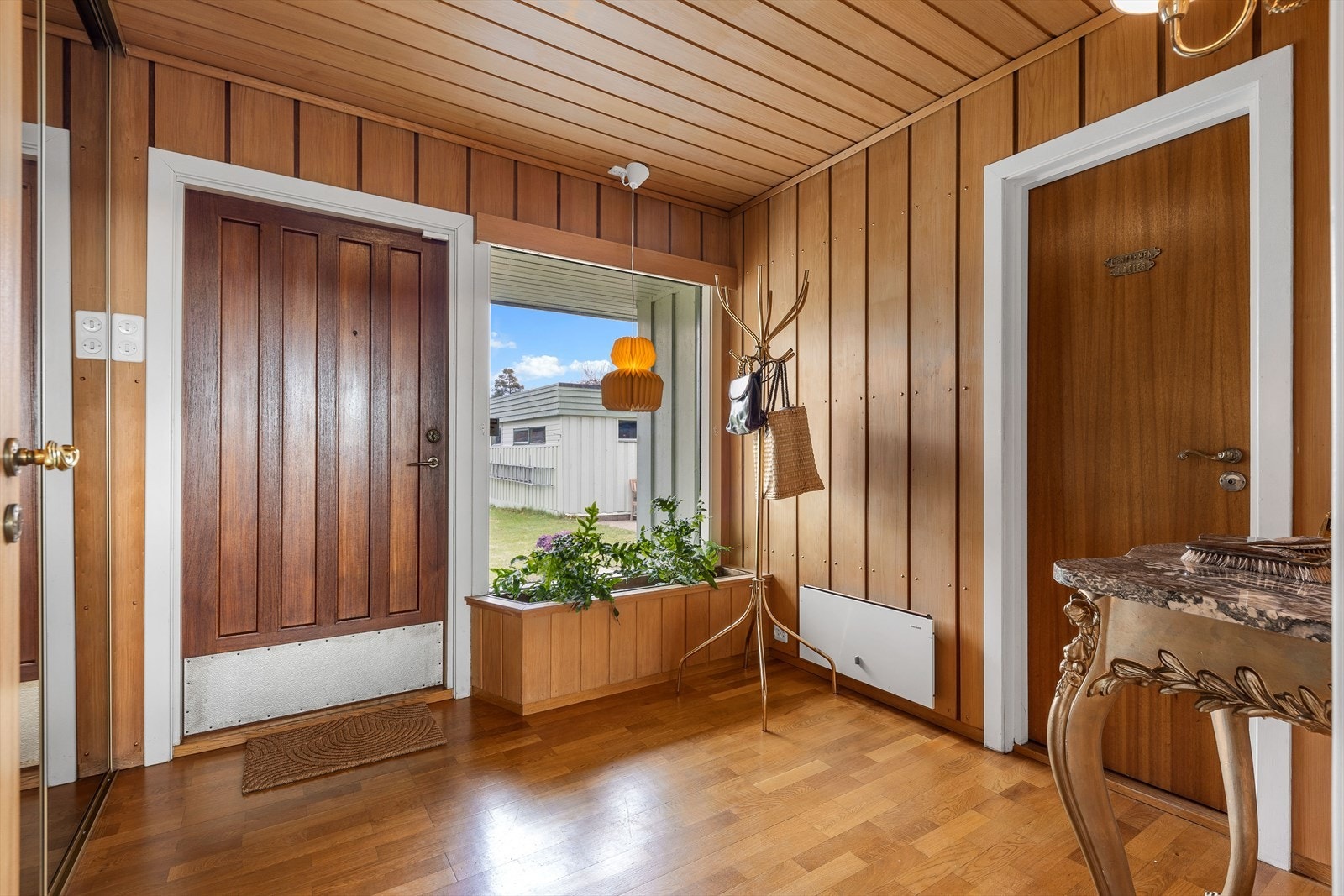 Fra hyggelig entré/hall er det inngang til spisestue med videre inngang til stue og bibliotek Galleribilde