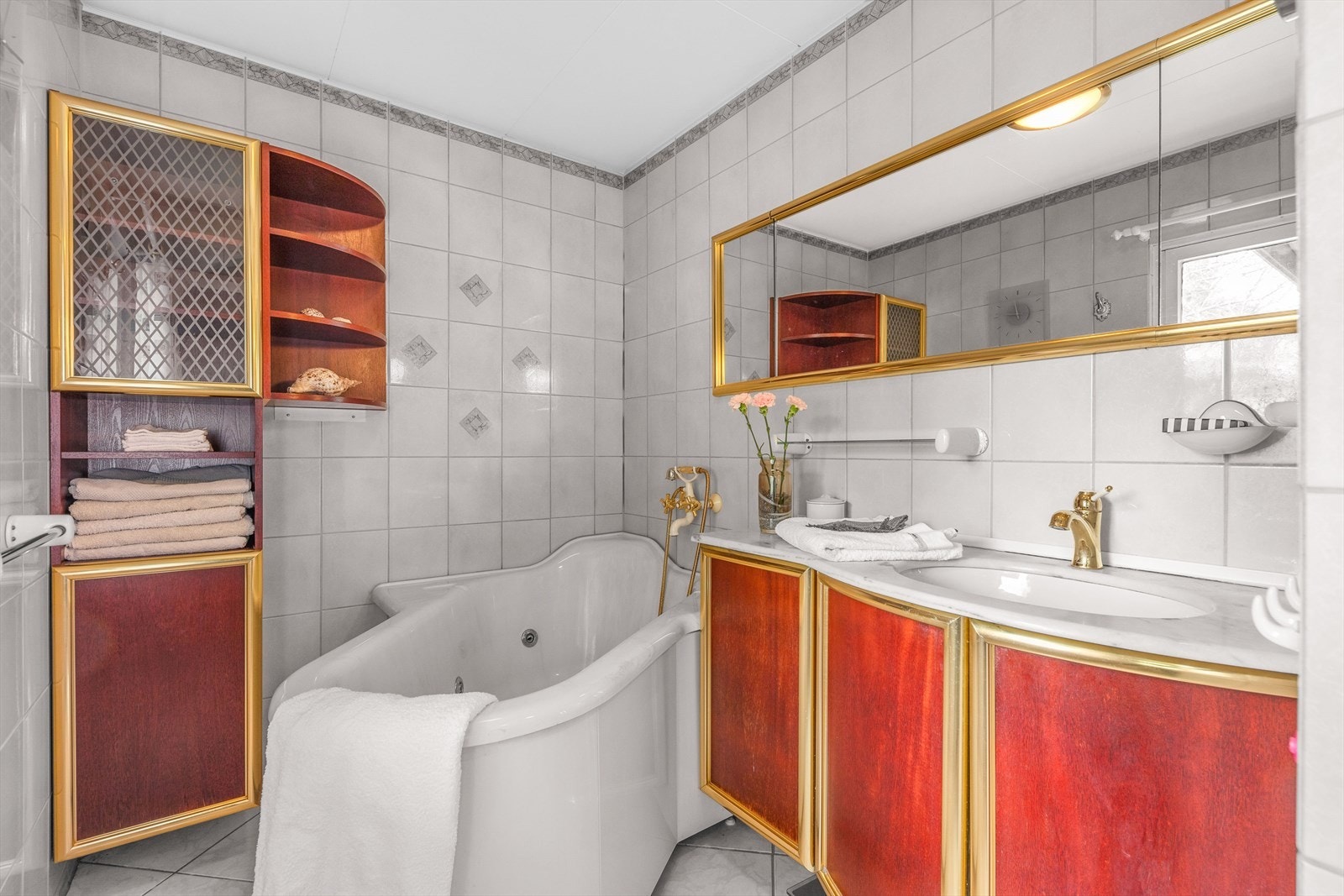 Baderom II fra 1985, med fliser på vegger og gulv Galleribilde