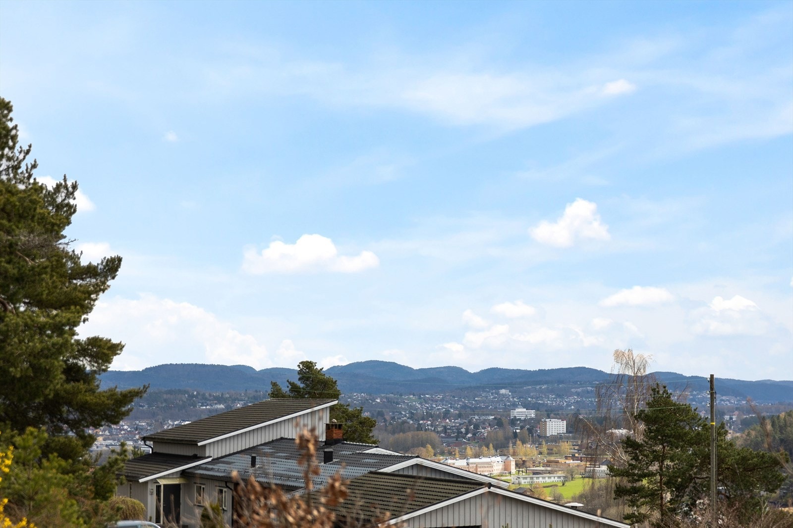 Her kan man nyte en magisk panoramautsikt fra Porsgrunn i øst til vakre Telemarkskanalen i vest Galleribilde