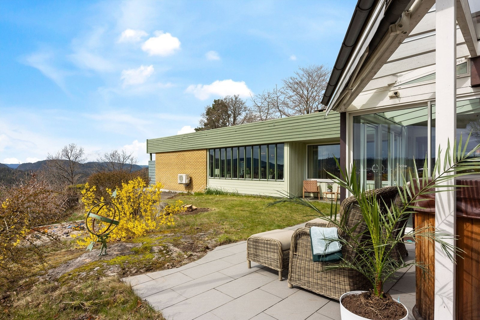 Overbygget terrasse med jacuzzi som medfølger. Det er tilbygget en hyggelig innglasset vinterhage Galleribilde