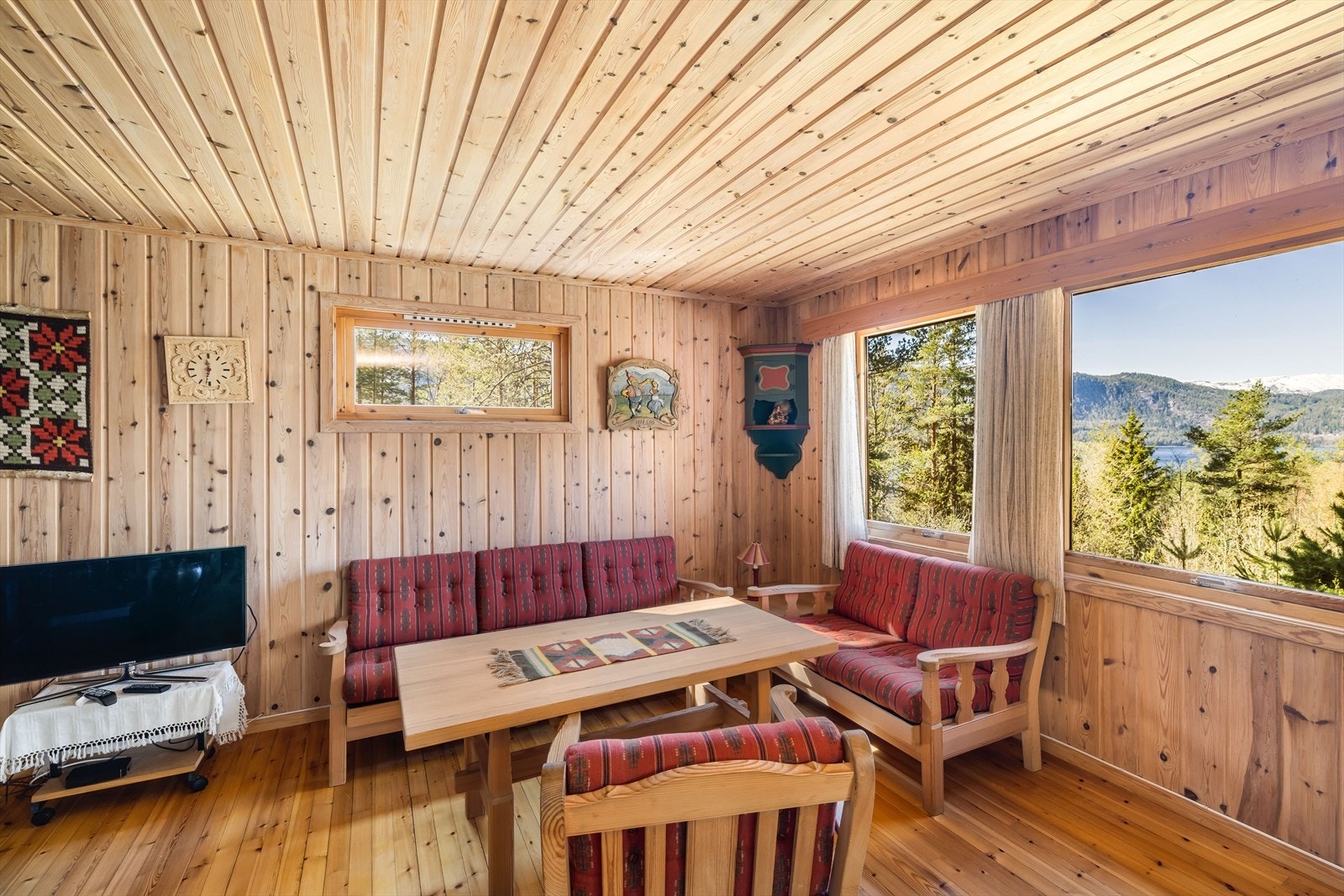 Møbler og hvitevarer, samt tv medfølger ved salg. Galleribilde