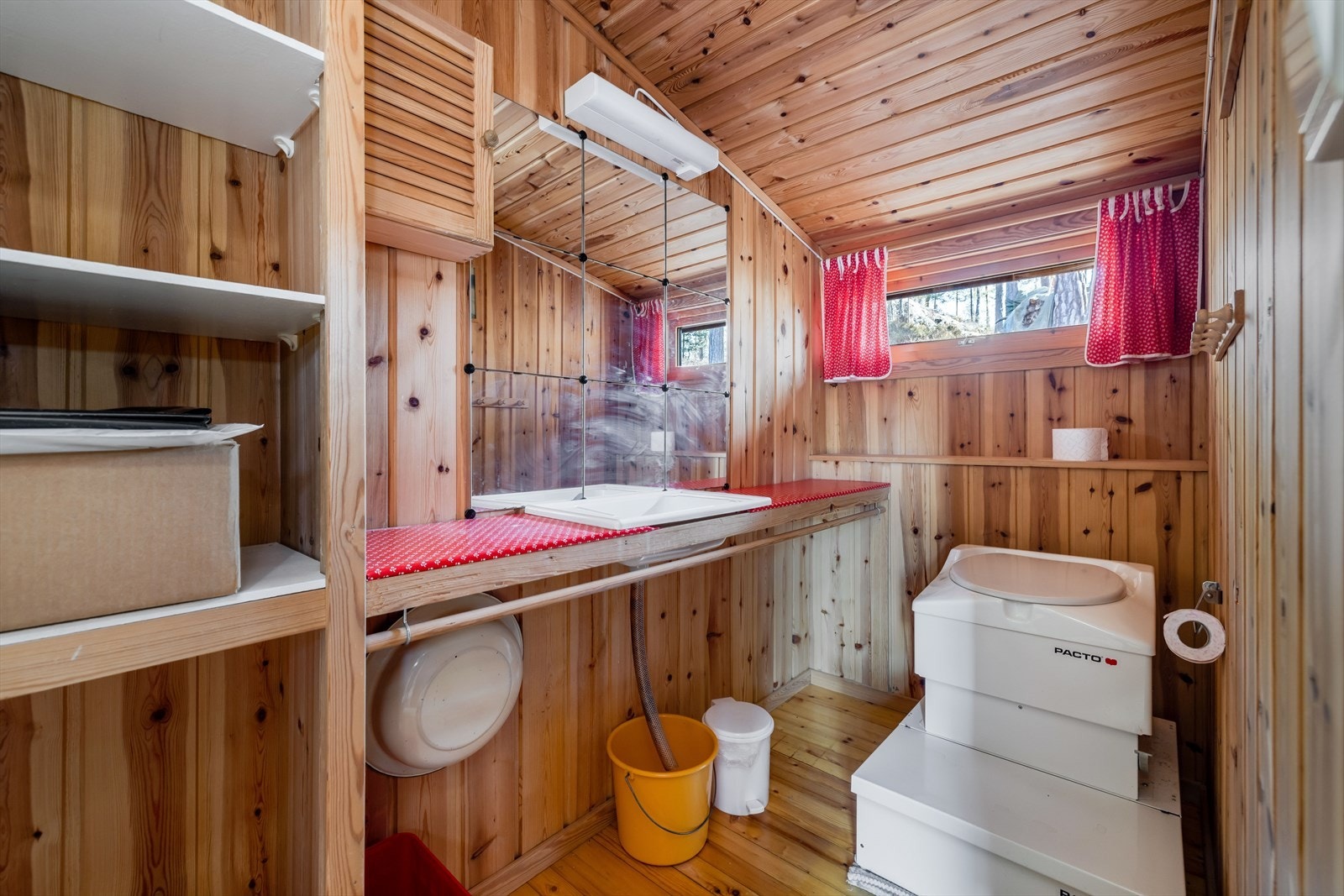 Toalettet innehar kammerdo og vask. Praktiske hyller med plass til oppbevaring. Galleribilde