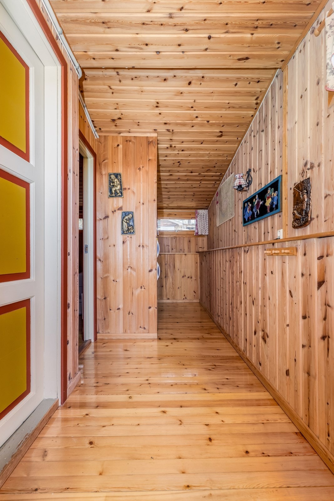 Hyggelig entre/gang som ønsker velkommen inn, hvor det er plass til å henge fra seg yttertøy. Galleribilde