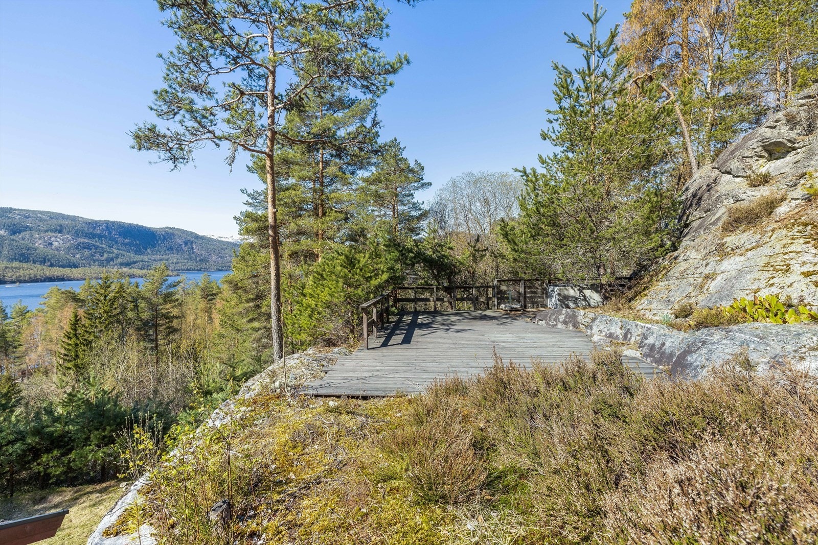 Her er det herlig, vidstrakt utsikt over Seljordsvannet med sol til sent på ettermiddagen sommertid. Galleribilde