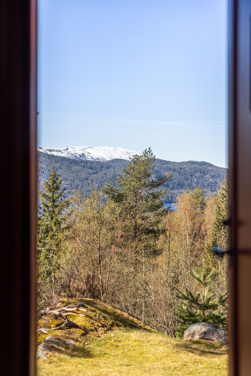 Vinduene slipper rikelig med naturlig lys inn og det er herlig utsikt. Galleribilde