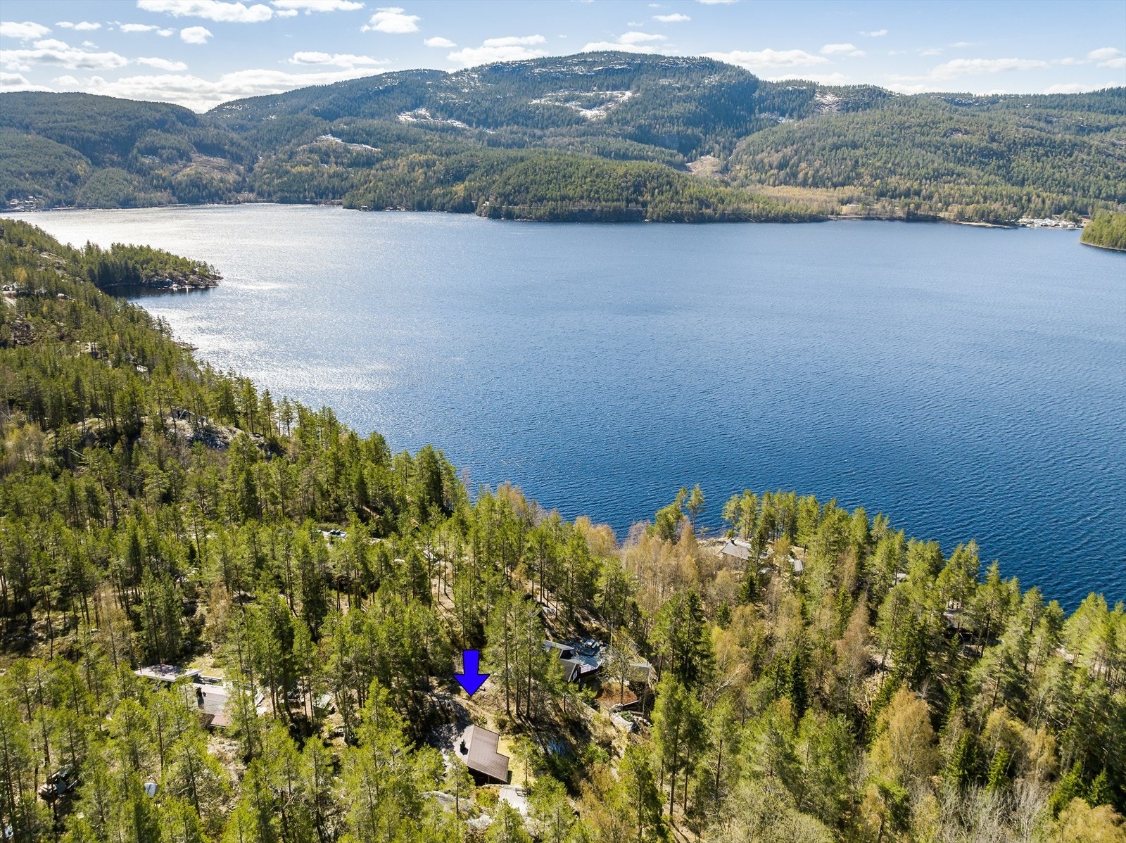 Hytta ligger i et attraktivt område på Manheimstrondi, like ved Seljordsvannet med sine naturskjønne omgivelser, deilige badeplasser og koselige småbukter. Galleribilde