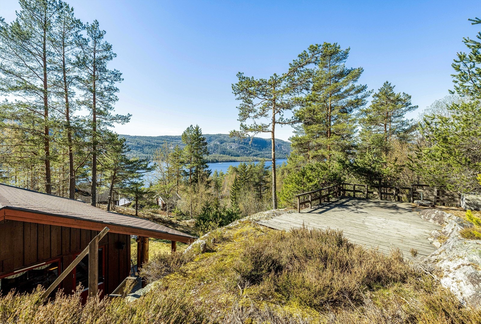 Fra terrassen er det trapper opp til en stor, flott platting ovenfor hytta. Galleribilde