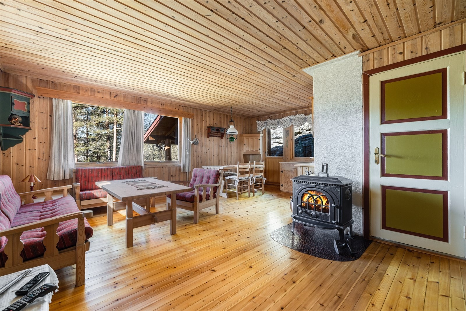 Det er god plass til både sofa og spisebord. Galleribilde