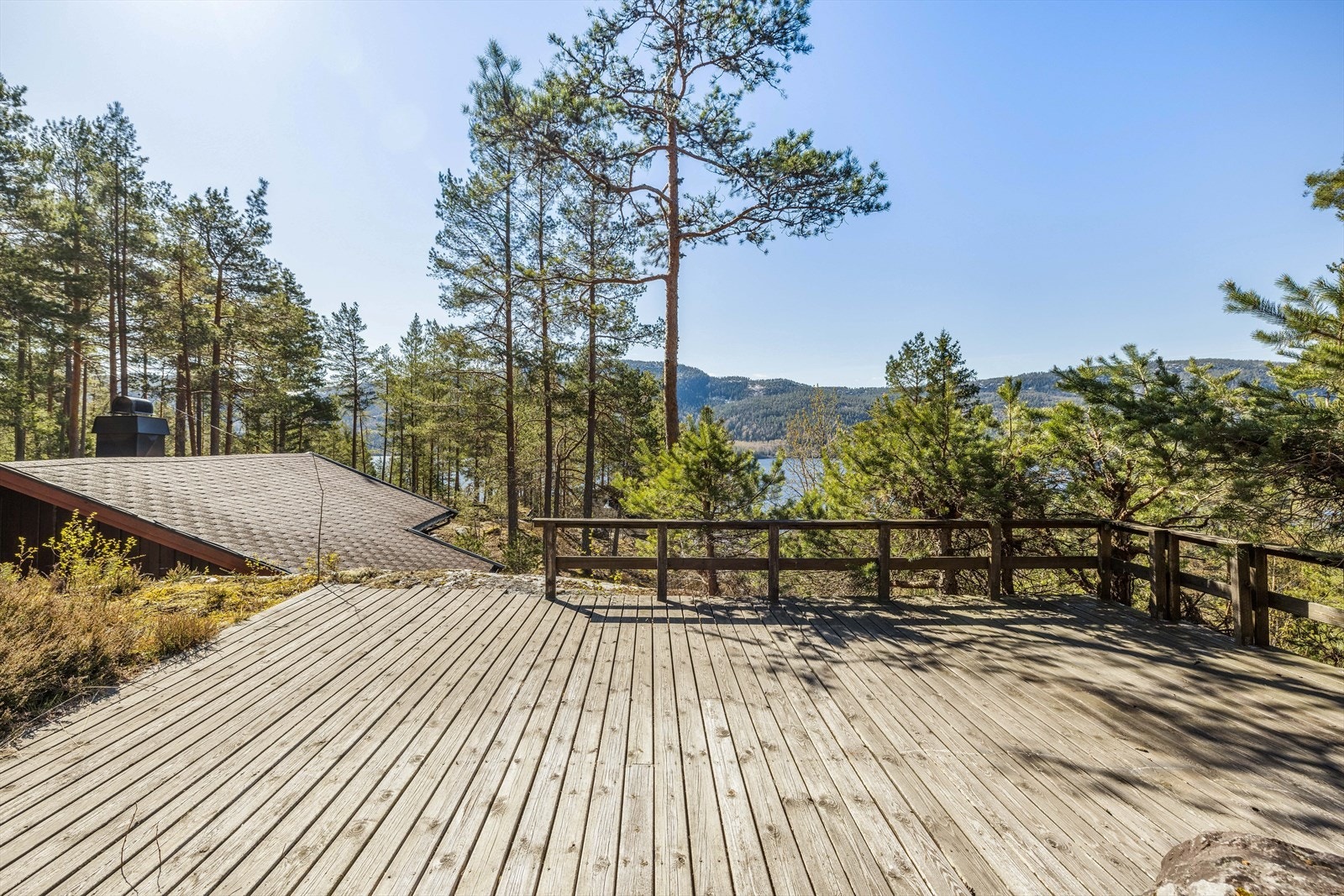 Velholdt helårshytte med idyllisk beliggenhet og utsikt over Seljordsvannet. Barnevennlig, rolig og solrik beliggenhet. Galleribilde