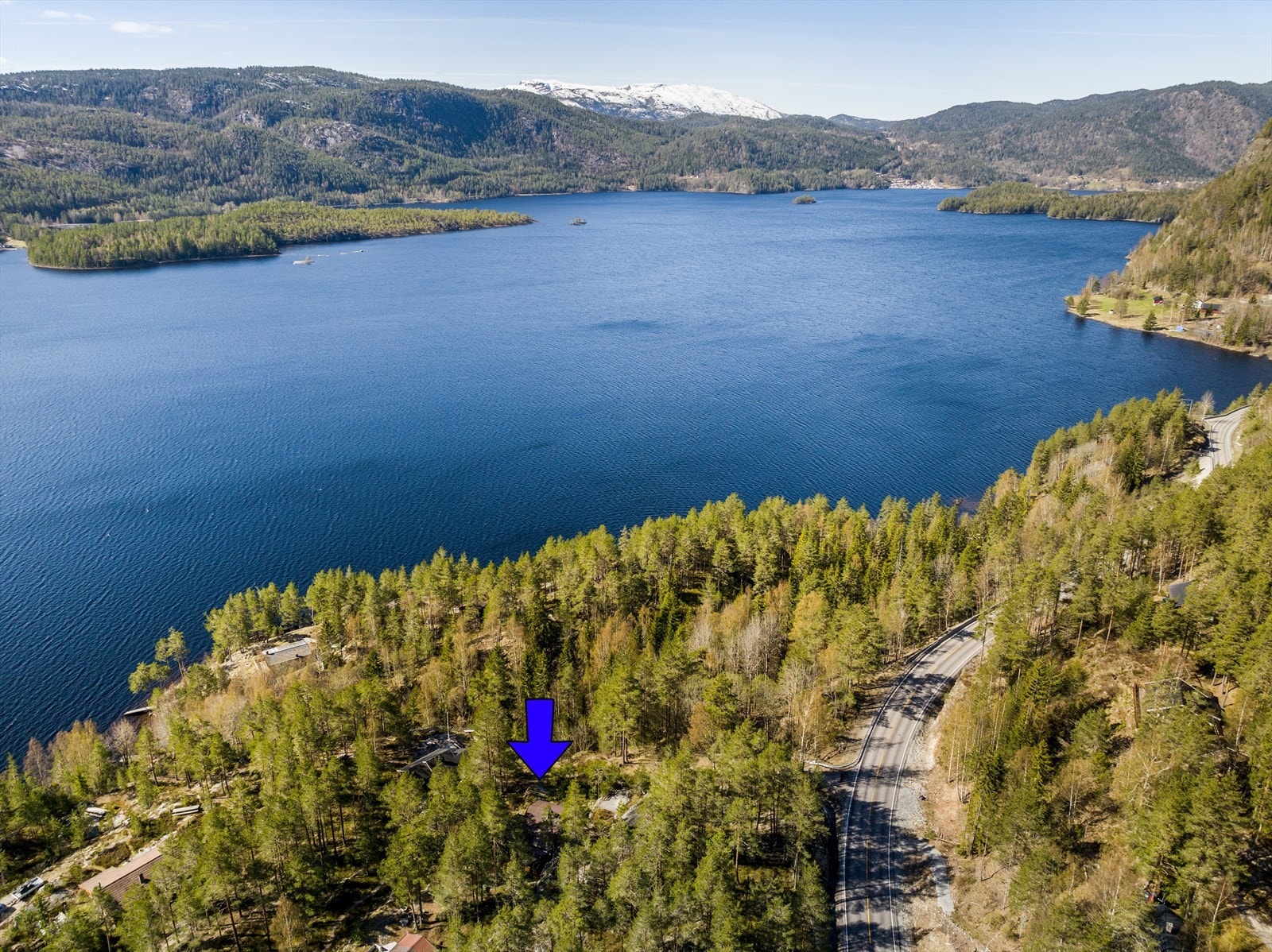 Hytta ligger i et attraktivt og naturskjønt område på Manheimstrondi, like ved Seljordsvannet. Galleribilde