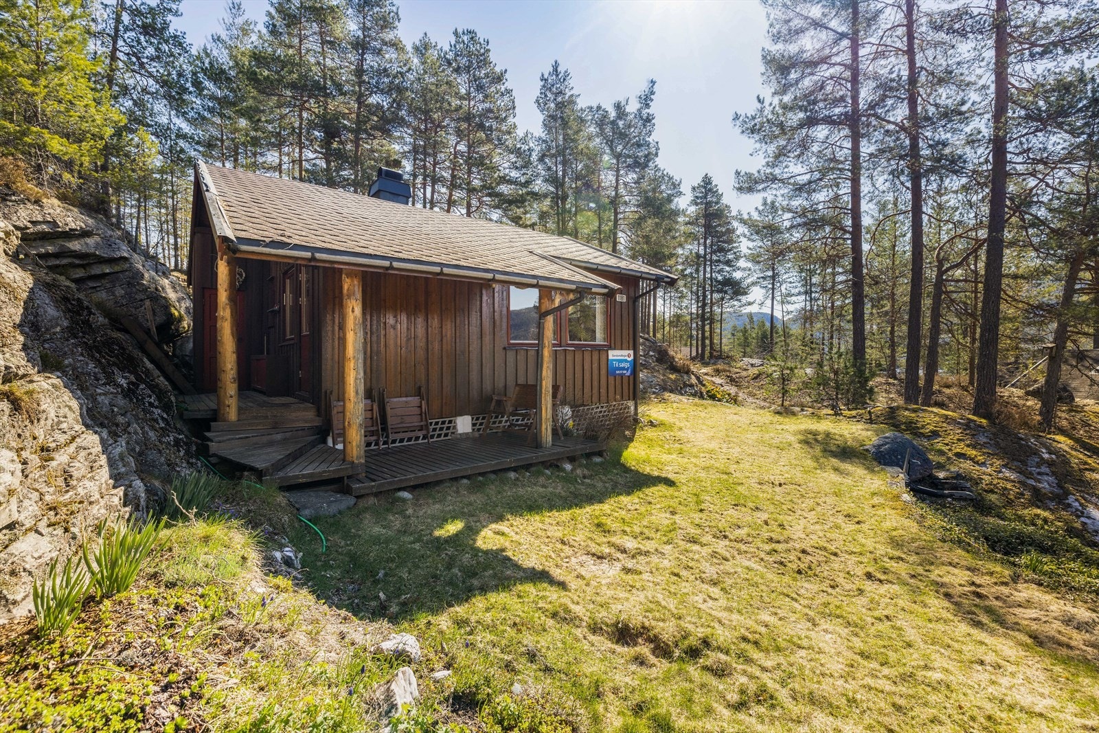 Hytta ligger lunt og barnevennlig til på en idyllisk og solrik naturtomt, med fjell og skogsterreng rett utenfor døren. Galleribilde