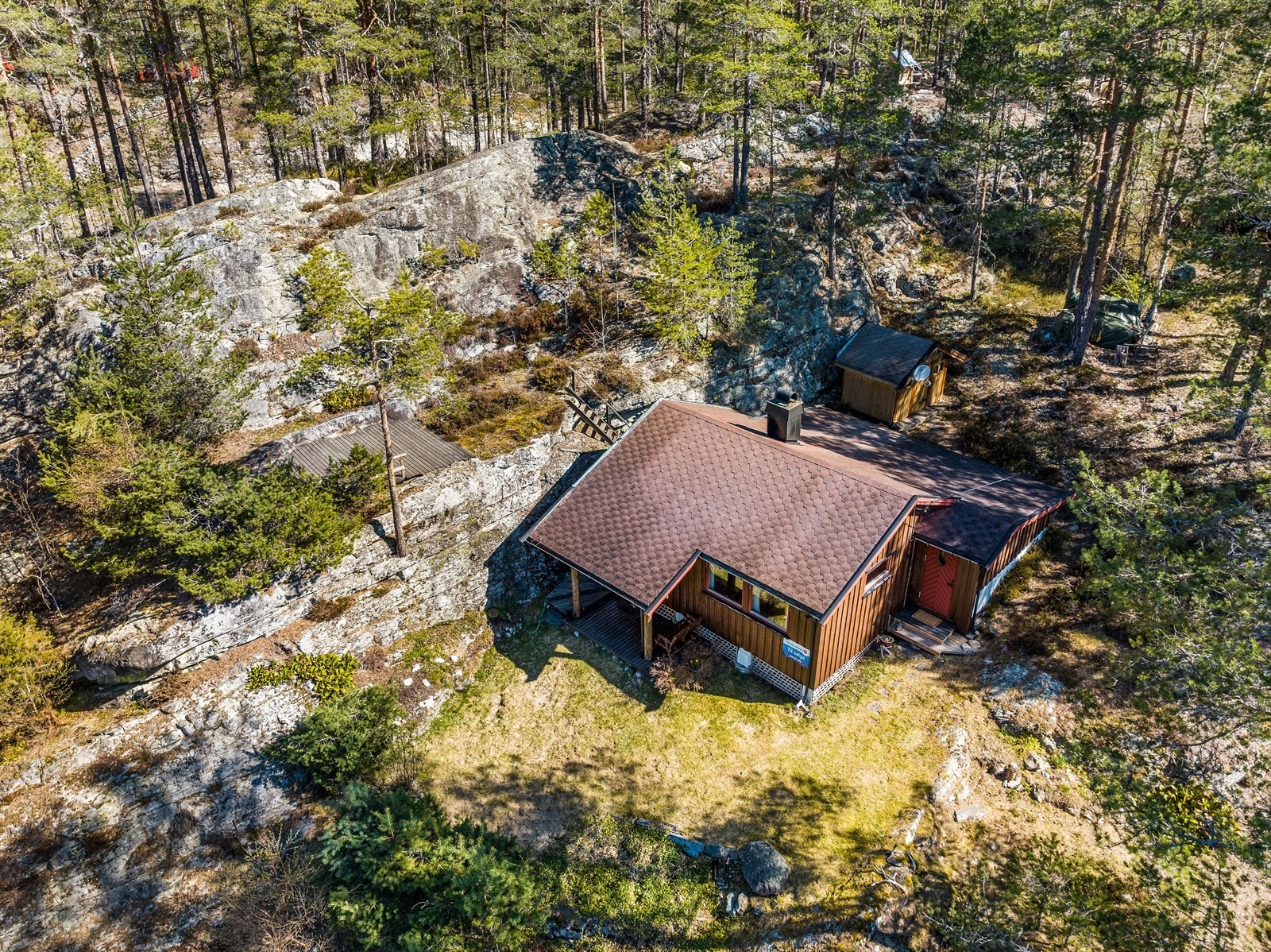 Velholdt hytte fra 1969, påbygget i 1980 - Med god planløsning, innlagt strøm og sommervann på utsiden. Galleribilde