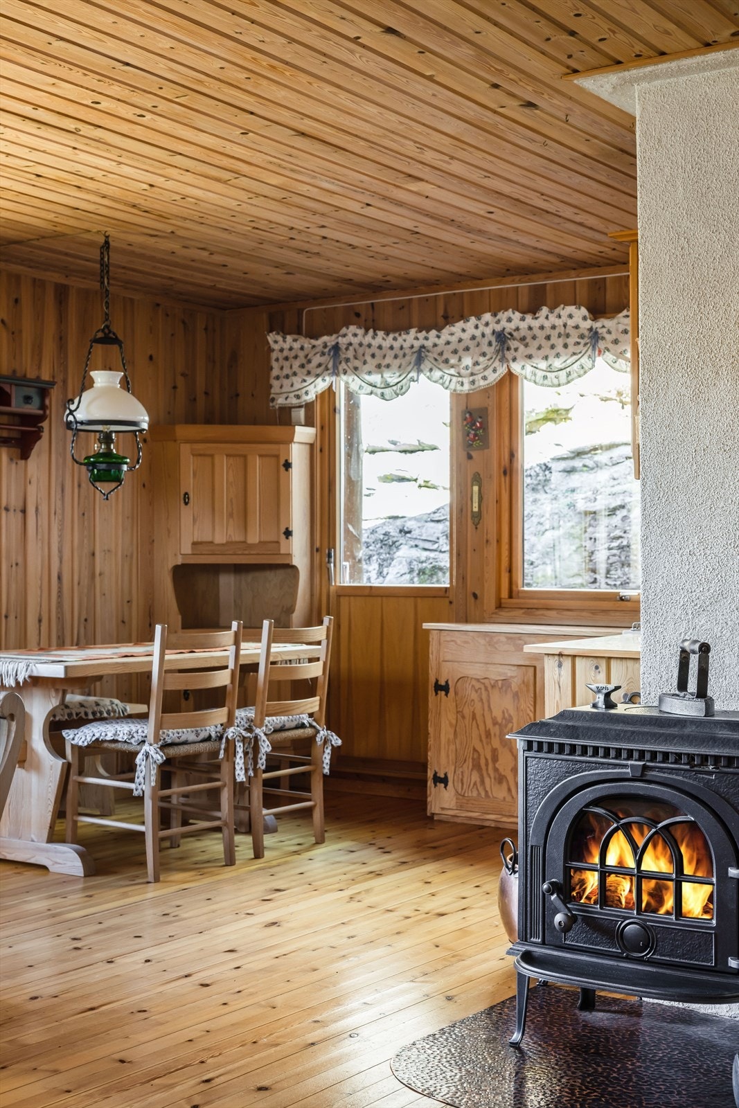 Fra kjøkkendelen er det utgang til liten terrasse og utebod . Galleribilde