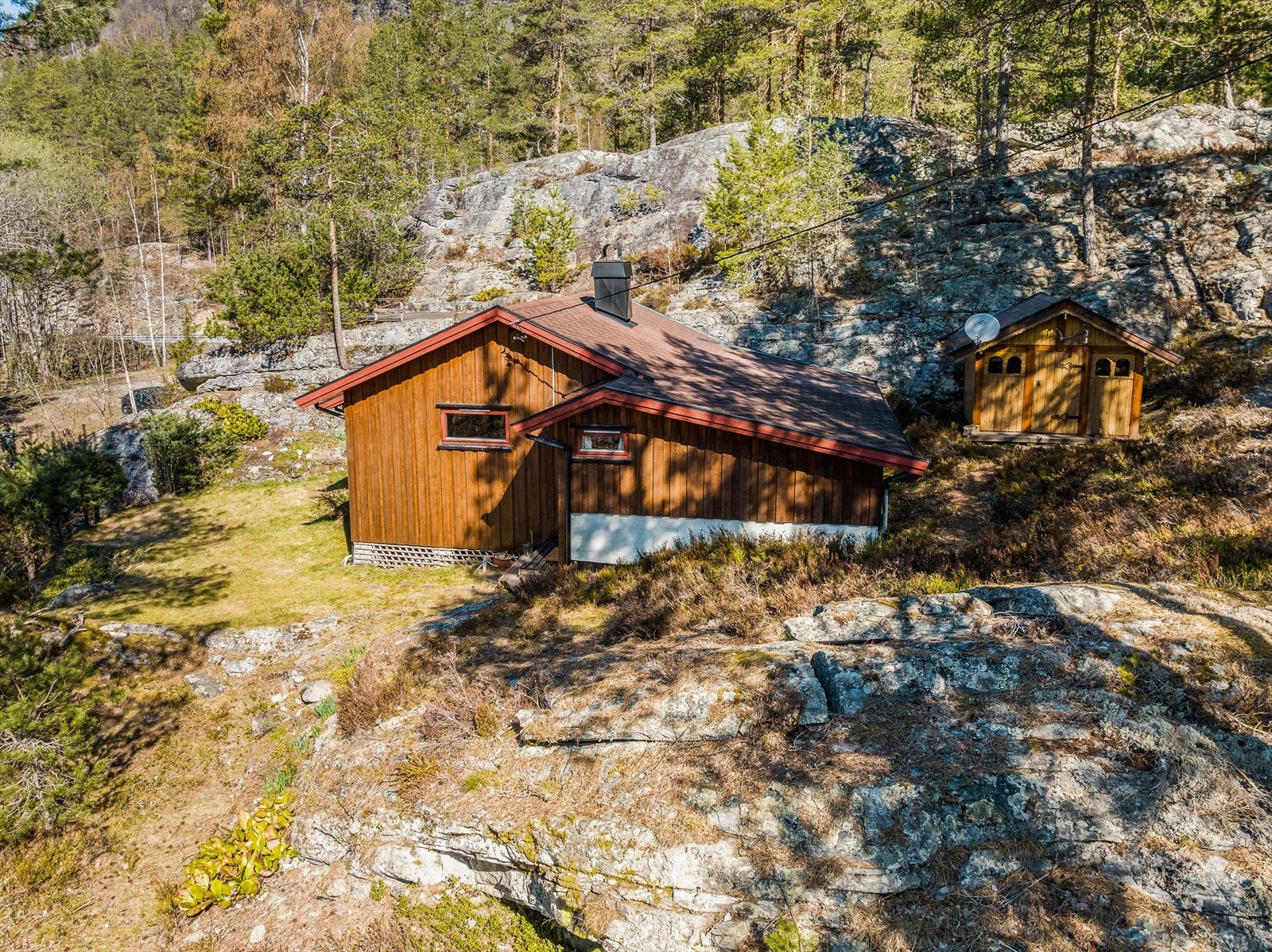 Idyllisk og solrik naturtomt, med fjell og skogsterreng rett utenfor døren. Galleribilde