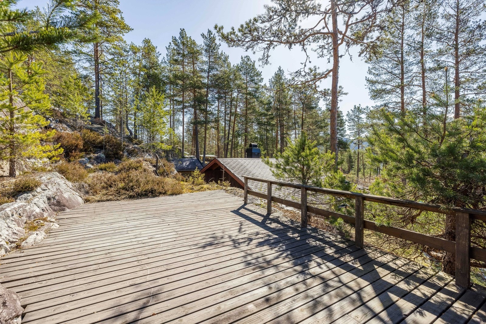Terrasse ut fra kjøkken, trapper opp i terrenget og stor platting med rekkverk er oppført uten at dette er søkt om og uten at eventuell nødvendig godkjennelse er gitt av kommunen. Galleribilde