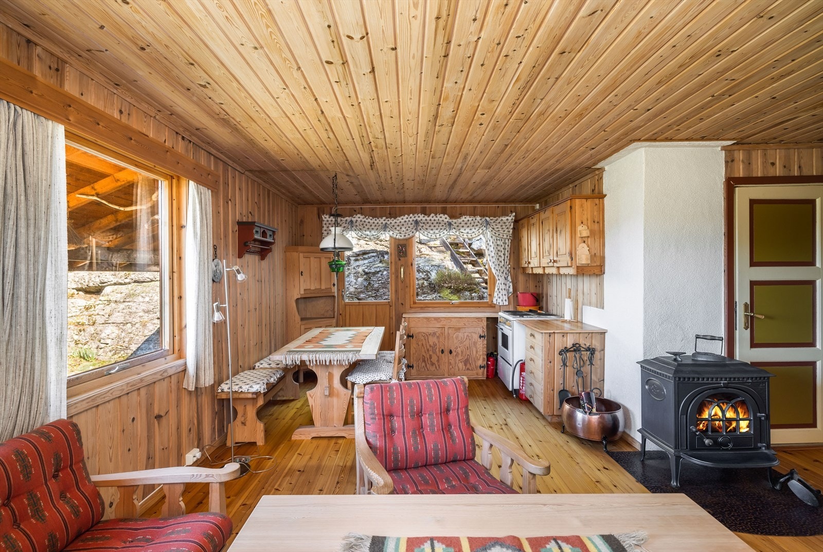 I stuen er det en vedovn for lun varme på kaldere dager. Galleribilde
