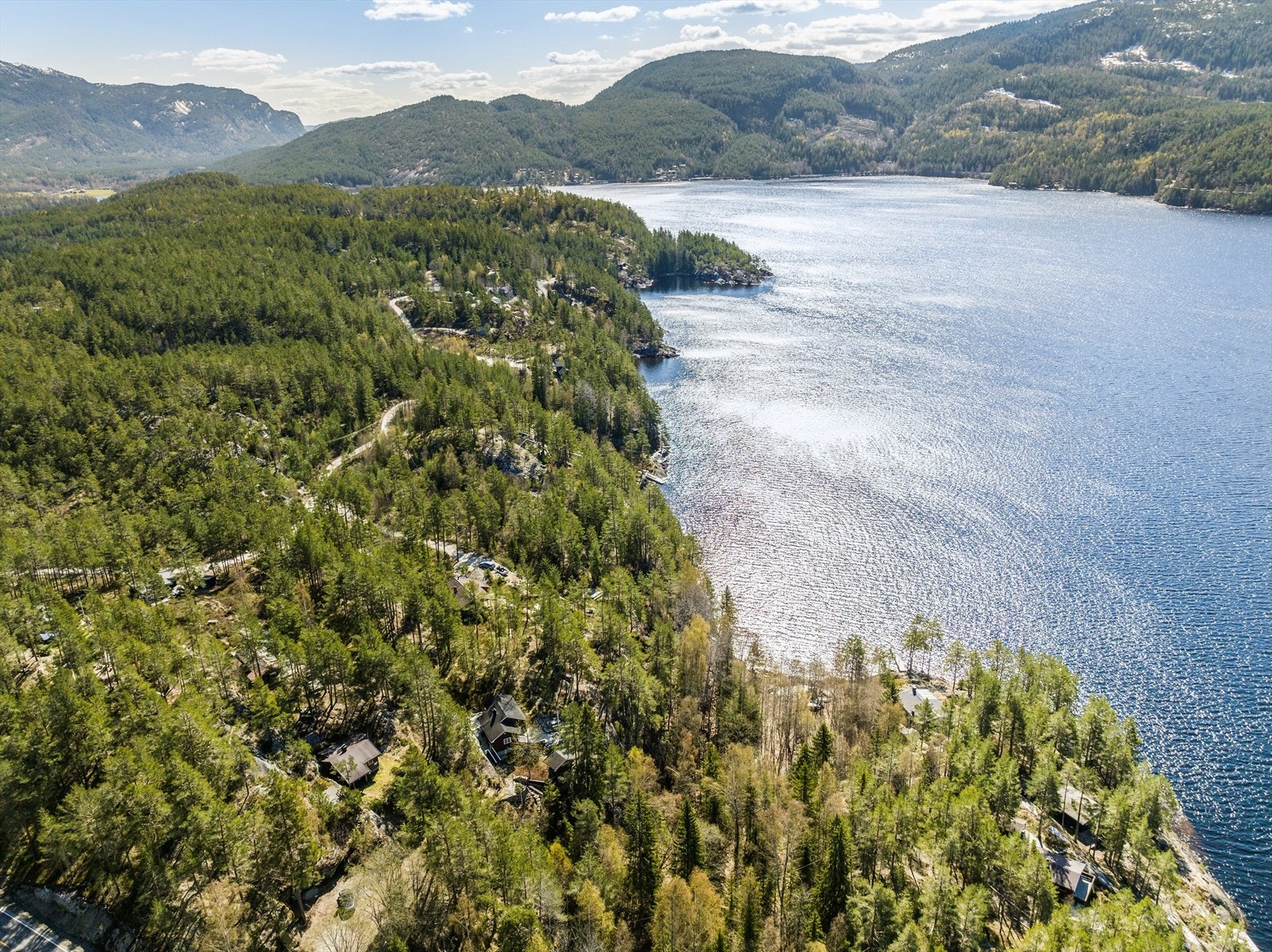 Det medfølger rett til parkering ca 50 meter fra hytta, og rett til båtstø/bøye/båtplass i Seljordsvannet. Galleribilde