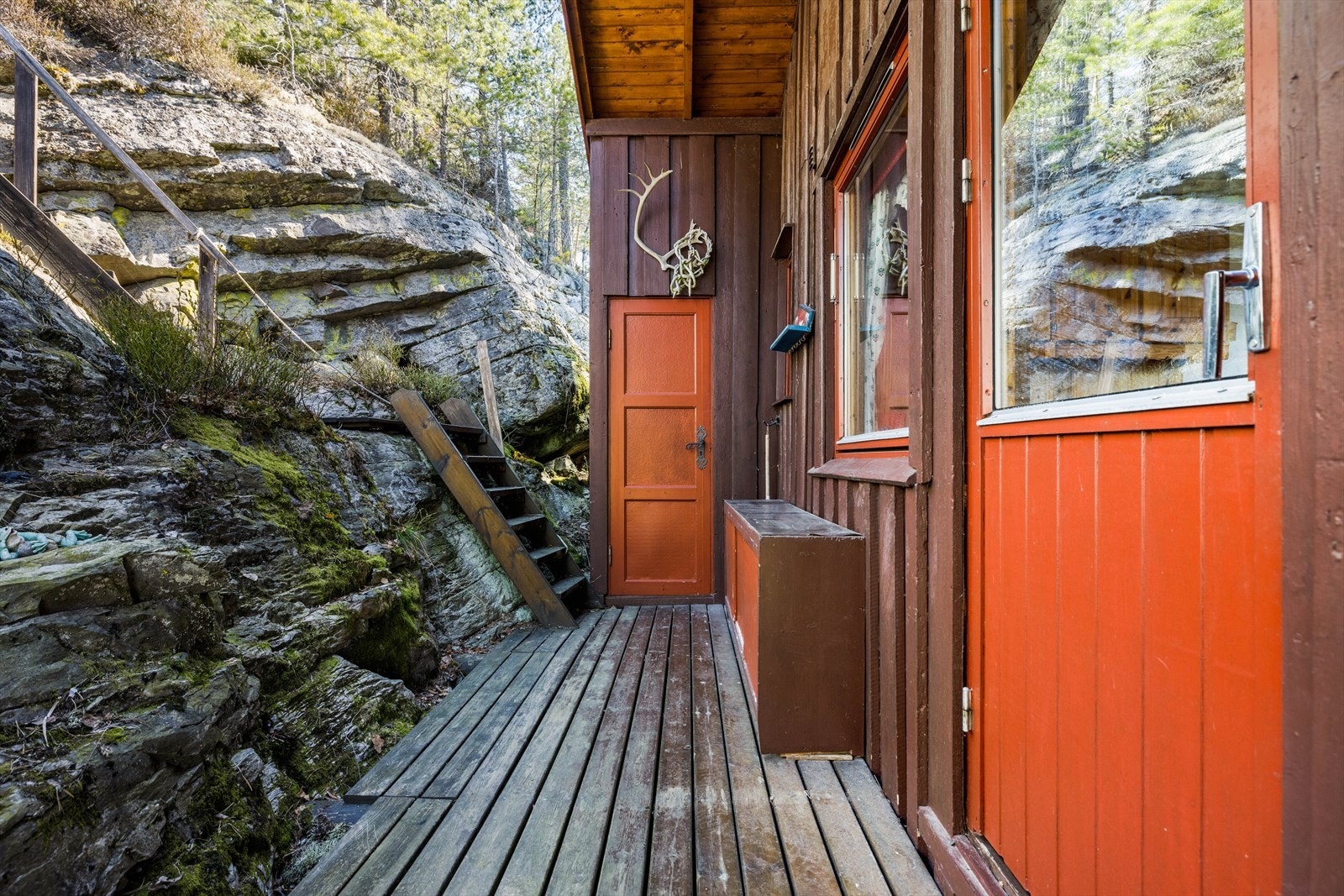 Fra kjøkkendelen er det utgang til liten terrasse og utebod med plass til oppbevaring. Galleribilde