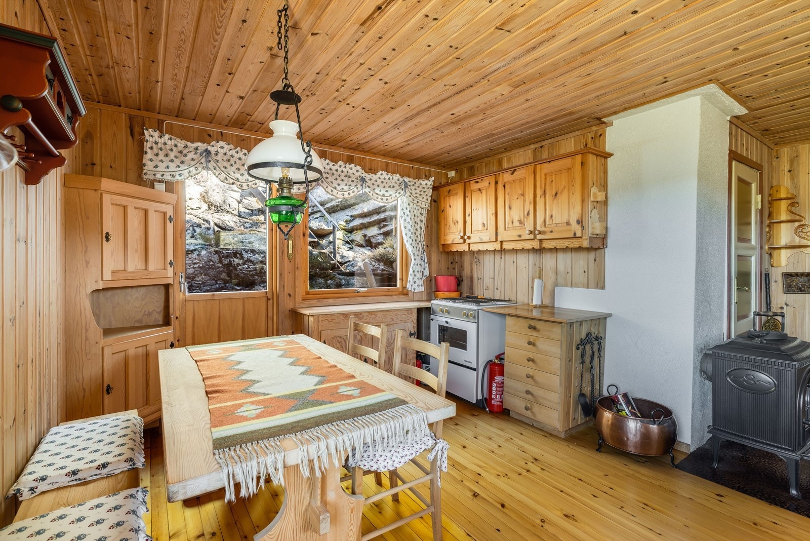 Kjøkken har innredning med trefronter og benkeplate i tre. Galleribilde