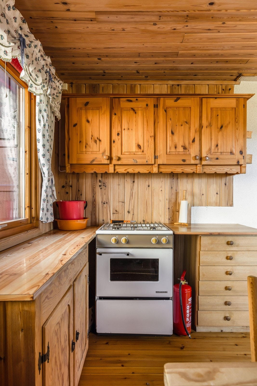 Her er det ventilator med avtrekk ut og gasskomfyr. Galleribilde