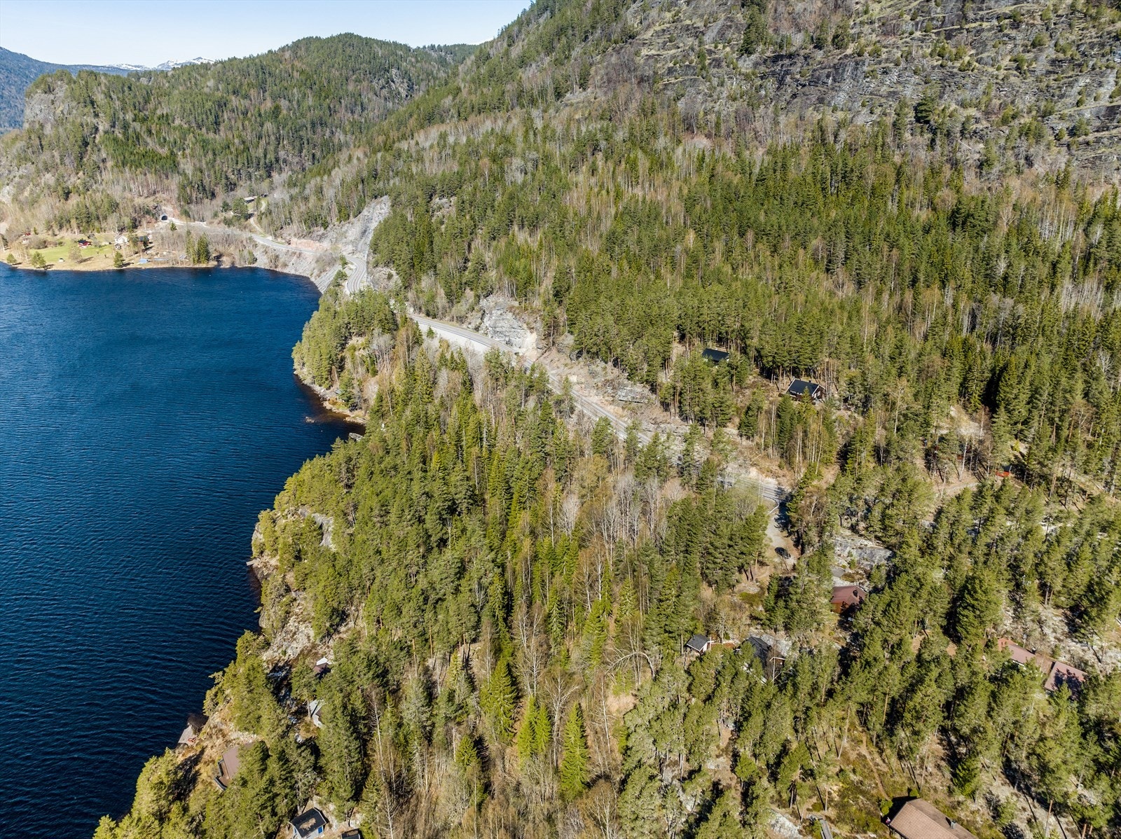 Fra hytta er det ca. 13 km til Seljord sentrum med blant annet matbutikker og bensinstasjon. Galleribilde