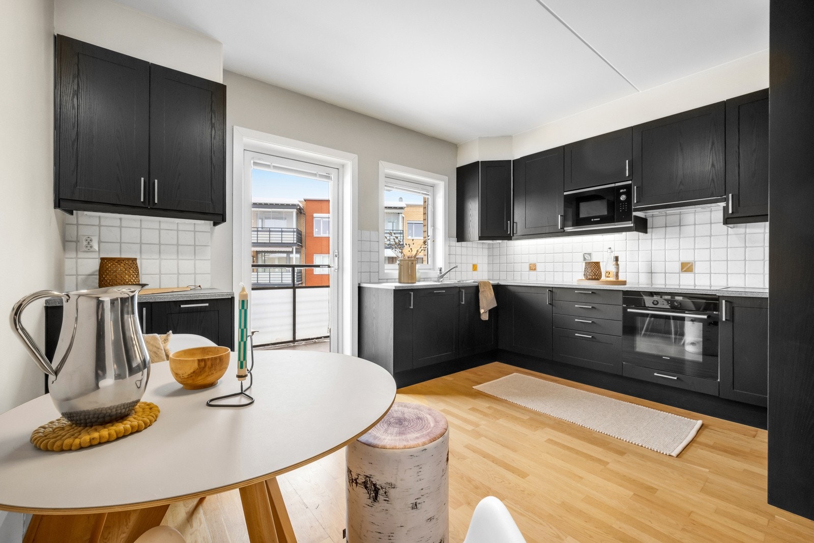 Integrerte hvitevarer som kjøleskap, komfyr, oppvaskmaskin og micro. Galleribilde