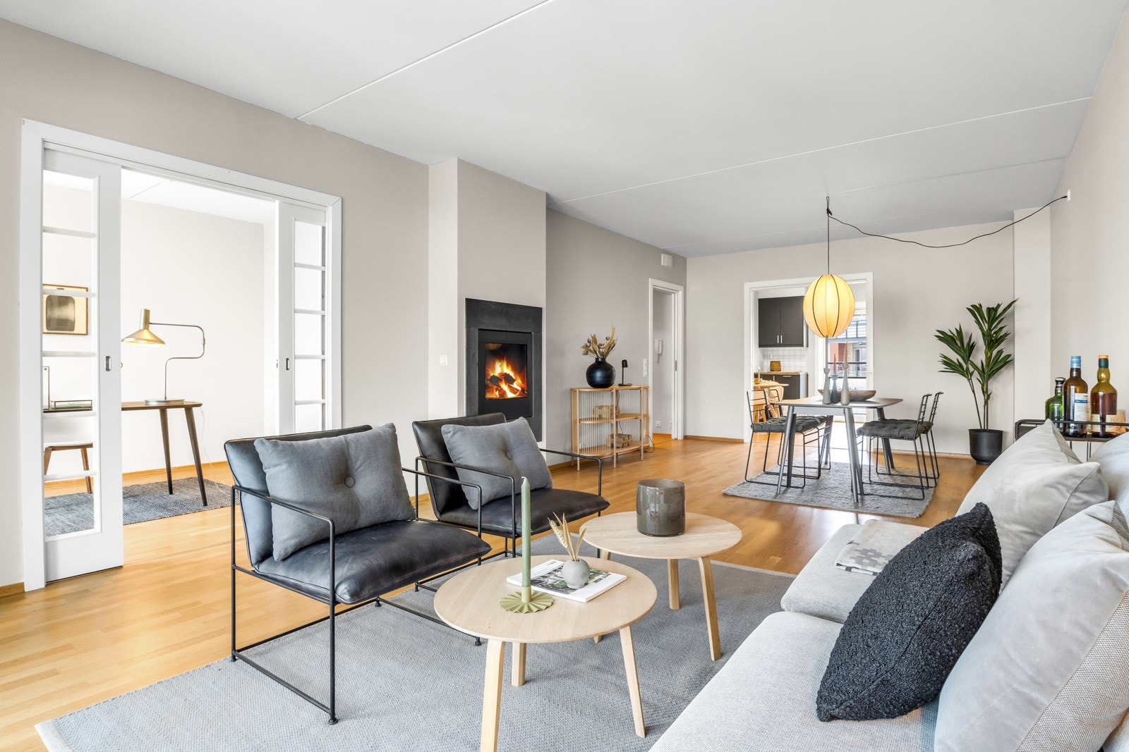 Stuen er lys og romslig med store vindusflater som slipper inn godt med naturlig lys. Galleribilde