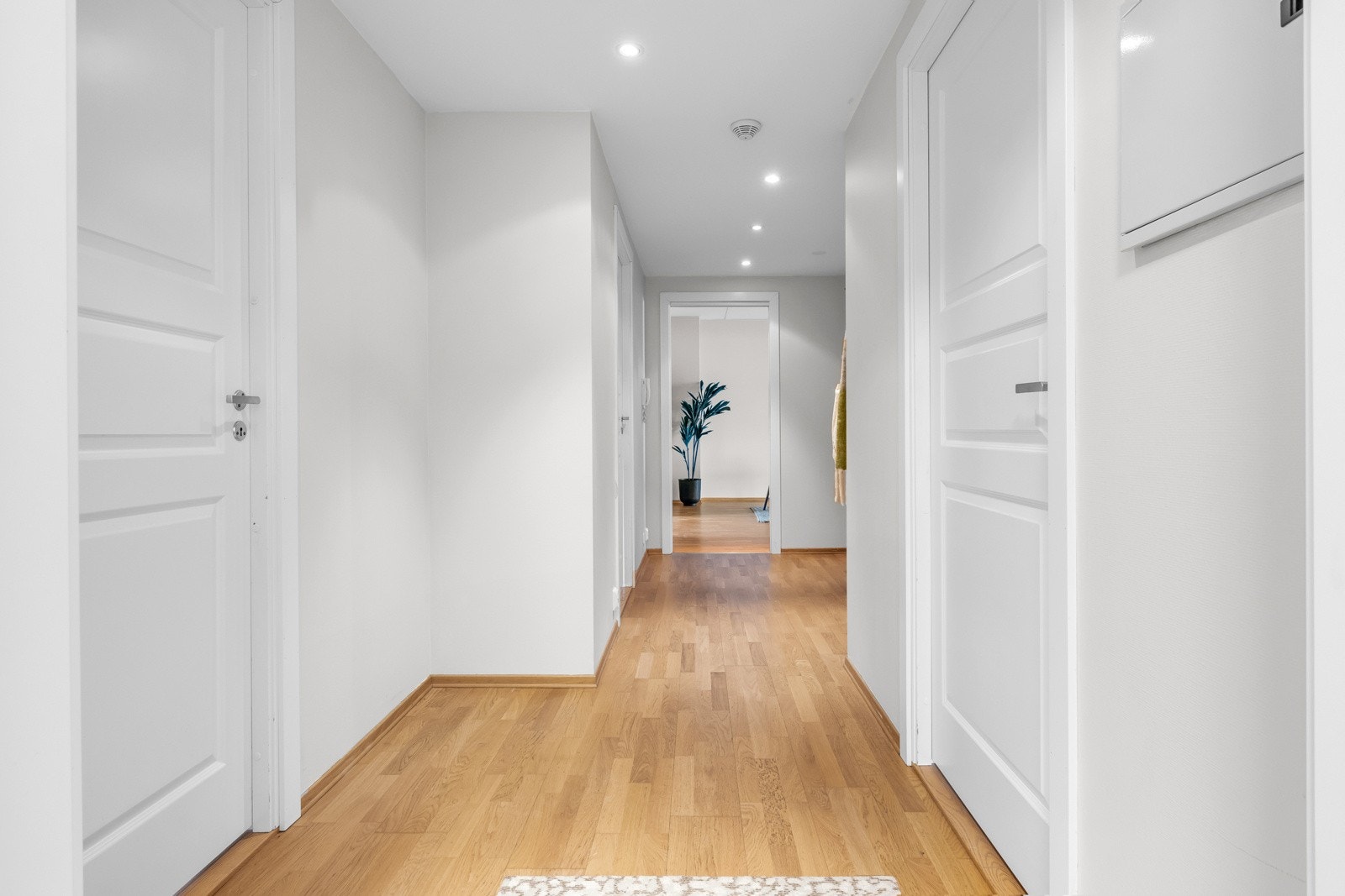 Romslig gang/entré med plass for garderobeskap. Galleribilde