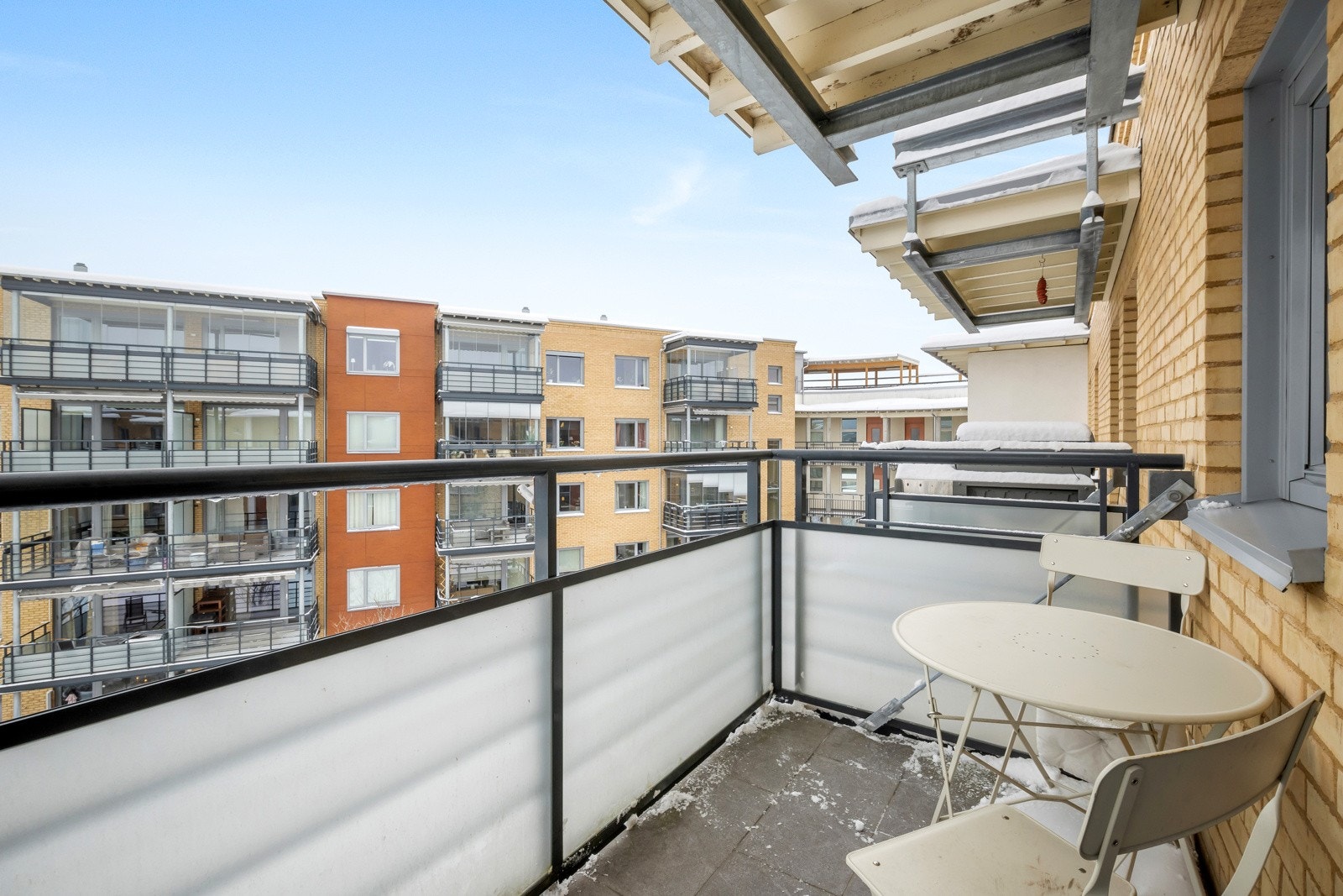 Fra kjøkkenet er det utgang til balkong med morgensol. Galleribilde