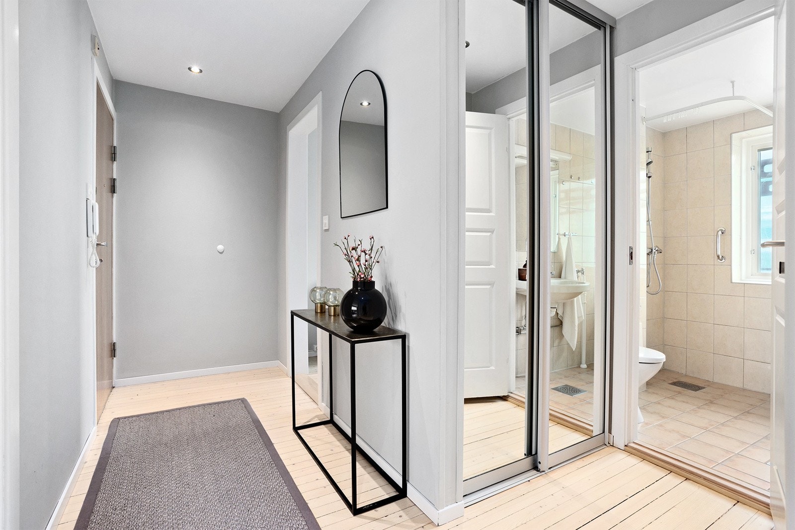 Entré med skyvedørsgarderobe og fine muligheter for oppbevaring av sko og yttertøy Galleribilde