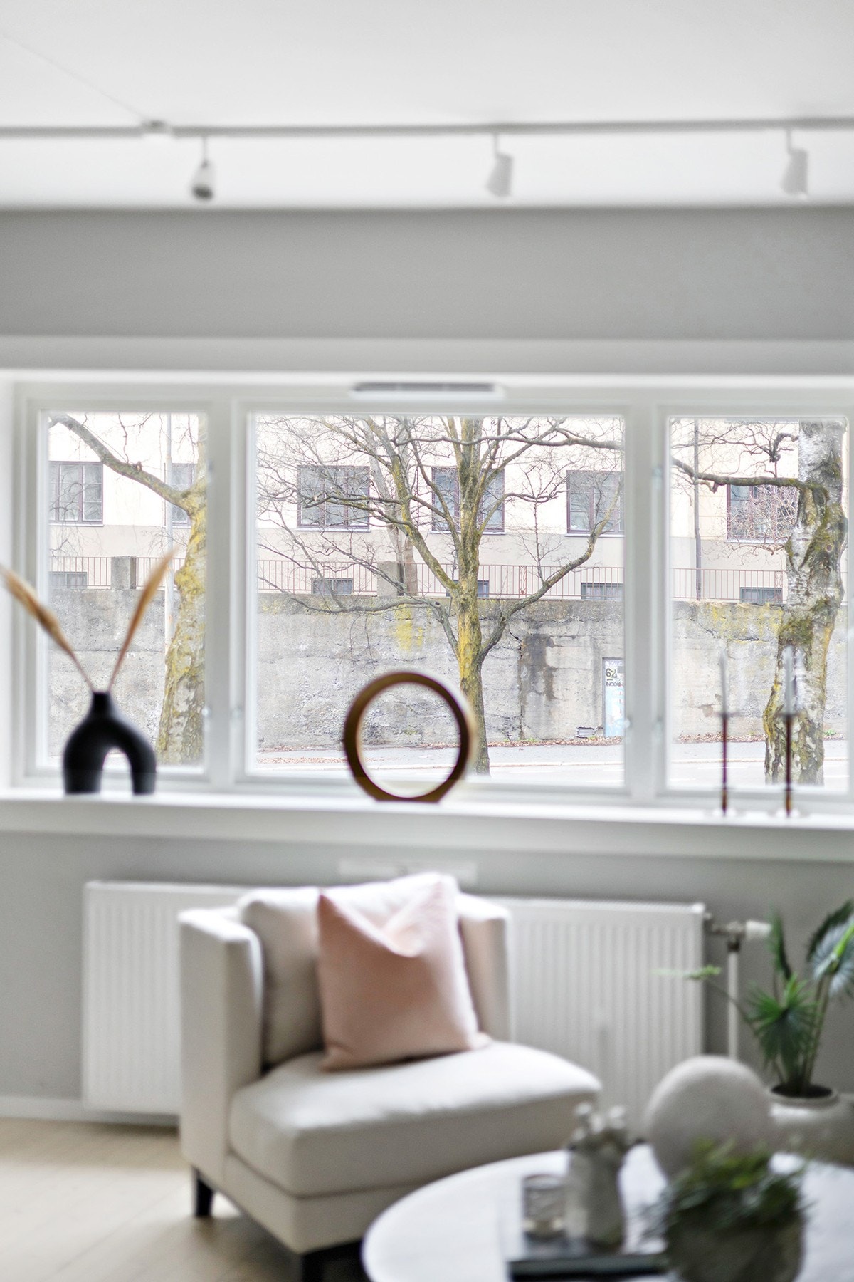 Store vindusflater i stuen Galleribilde