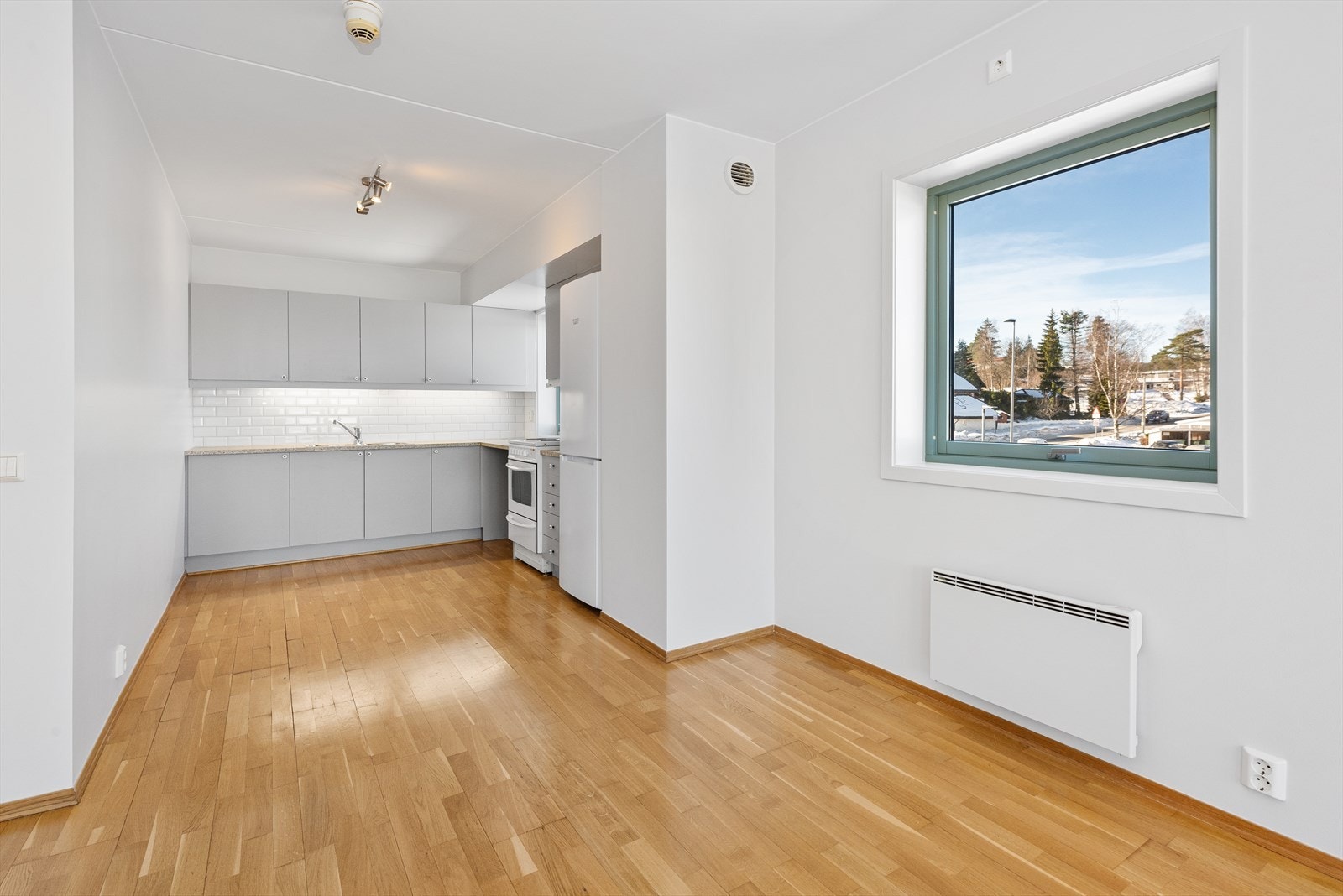 Her er det naturlig å ha spisebord. Unikt med denne leiligheten på enden, er vinduet som gjør spiseplassen lys og hyggelig Galleribilde