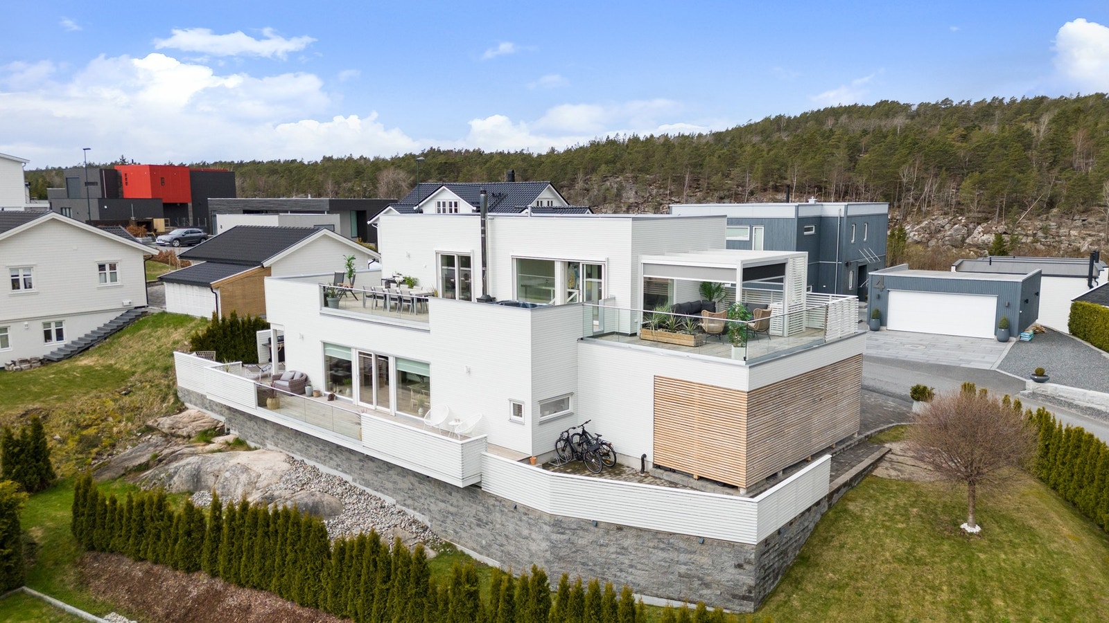 Legg merke til alle uteplassene. Deler av rekkverk er stolpefritt glassrekkverk med syrefast håndløper. Hele huset er malt utvendig i 23/24 Galleribilde