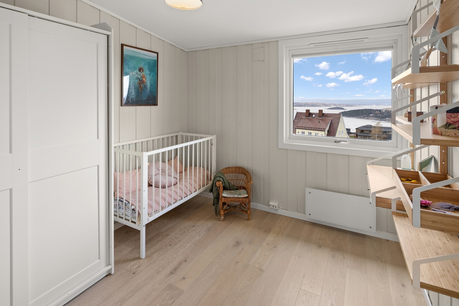 Soverom 2 av 3 med garderobeskap og flott utsikt Galleribilde