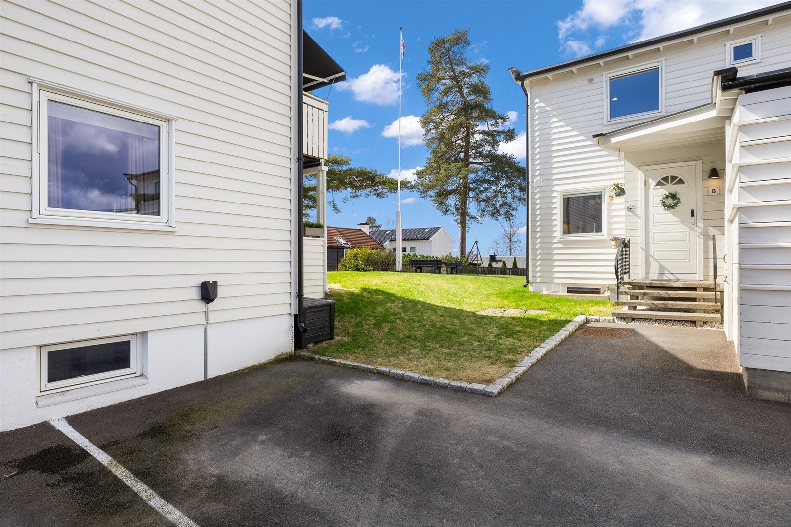 Parkeringsplass med lader rett utenfor boligen Galleribilde
