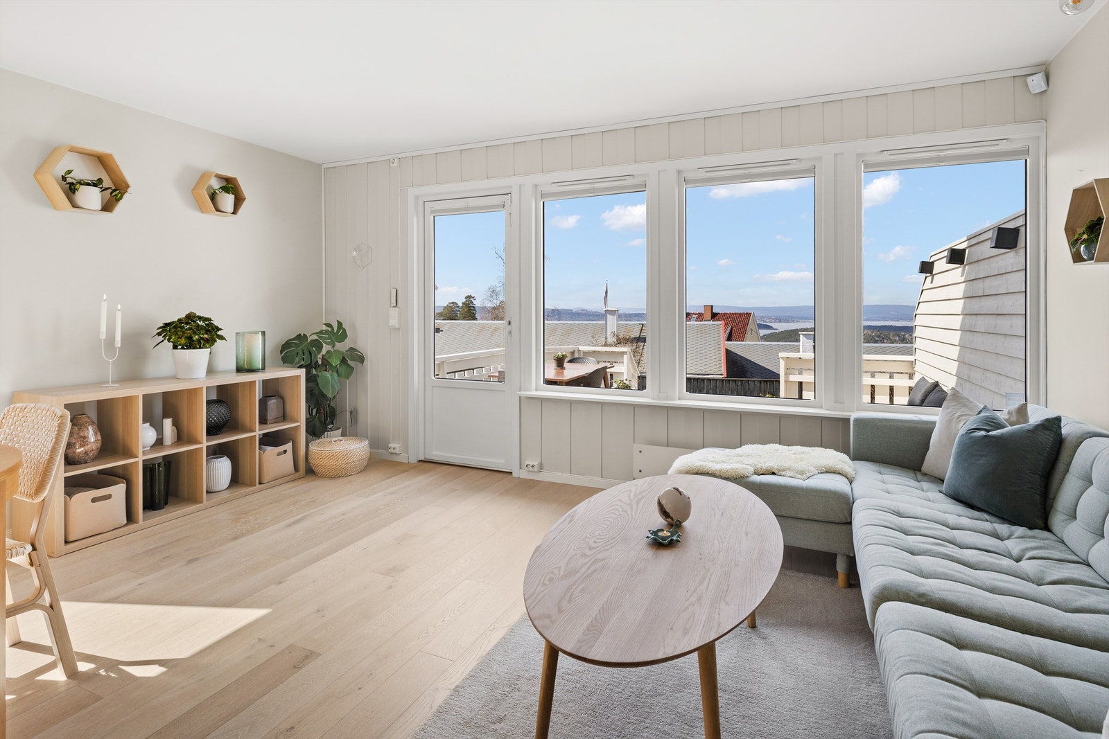 Kombinert stue og spisestue med åpen kjøkkenløsning med nydelig utsikt. 1-stavs parkett på gulv Galleribilde