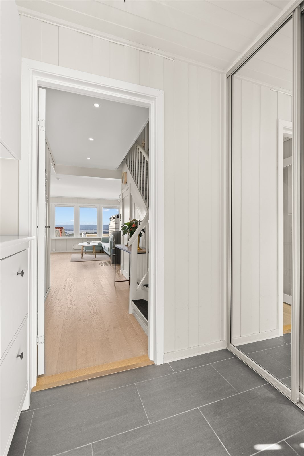 Lys og trivelig entré med fliser på gulv, og praktisk skyvedørsgarderobe. Så fort du kommer inn i rommet blir man møtt av den unike utsikten over Oslofjorden Galleribilde