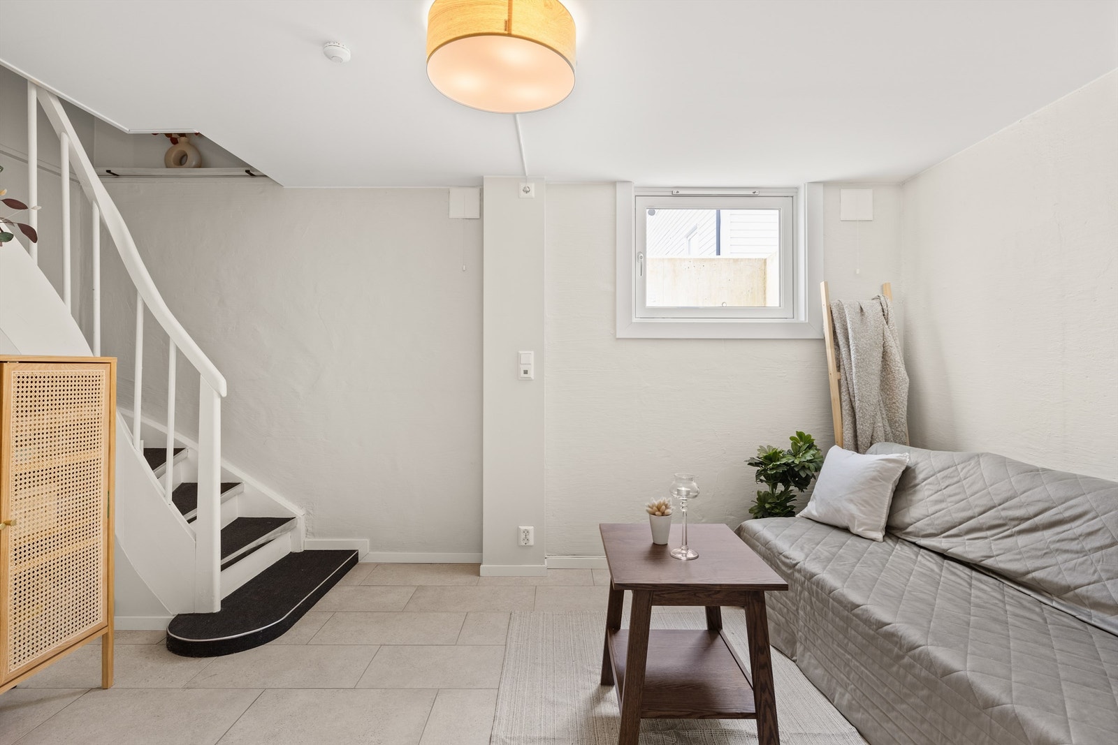 Hyggelig kjellerstue med fliser og varme i gulv Galleribilde