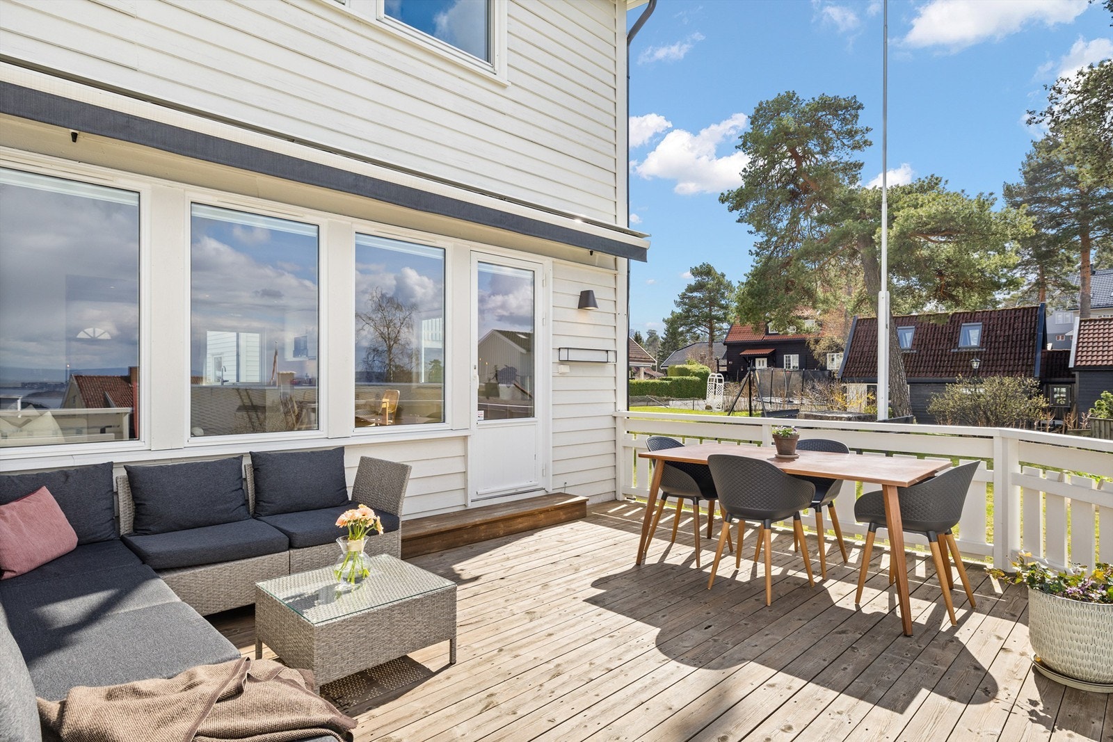 Gulvflate belagt med terrassebord, og levegger i trekonstruksjoner kledd med liggende panel. Terrassen er utstyrt med markise, noe som gjør at man kan kose seg ute selv på regnfulle dager. Belysning og stikkontakt montert på vegg Galleribilde