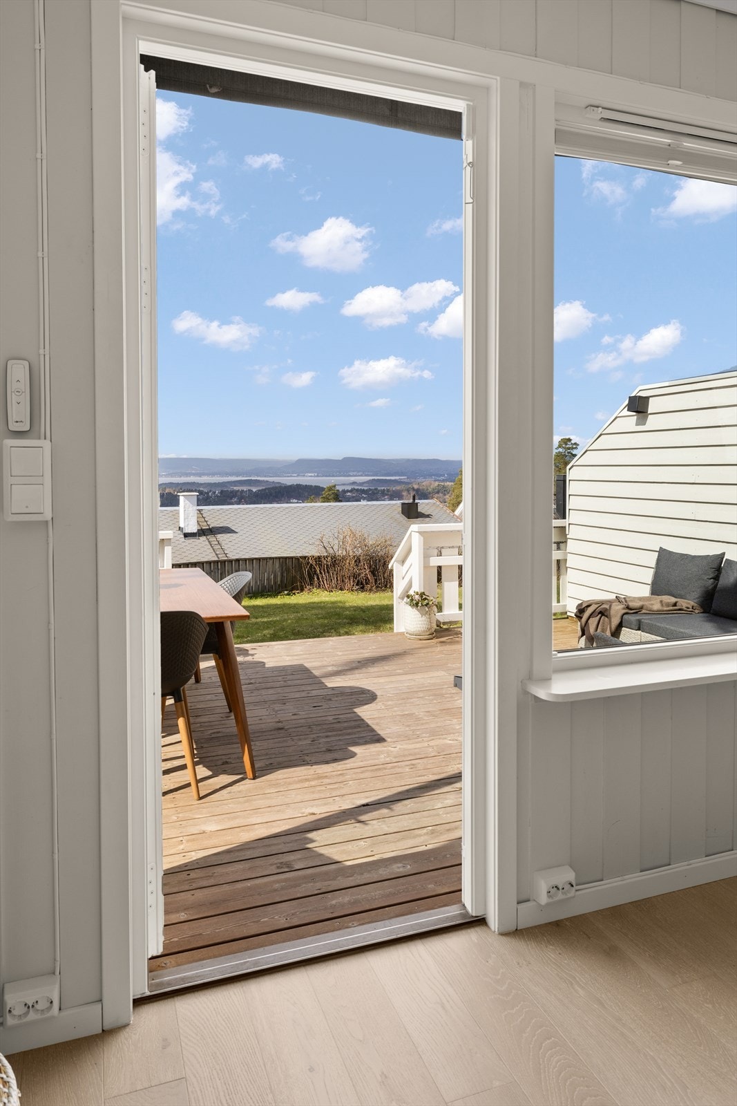 Fra stuen er det utgang til stor solrik markterrasse på 19 kvm. med praktfull og vidstrakt utsikt over fjorden og øyene rundt Galleribilde