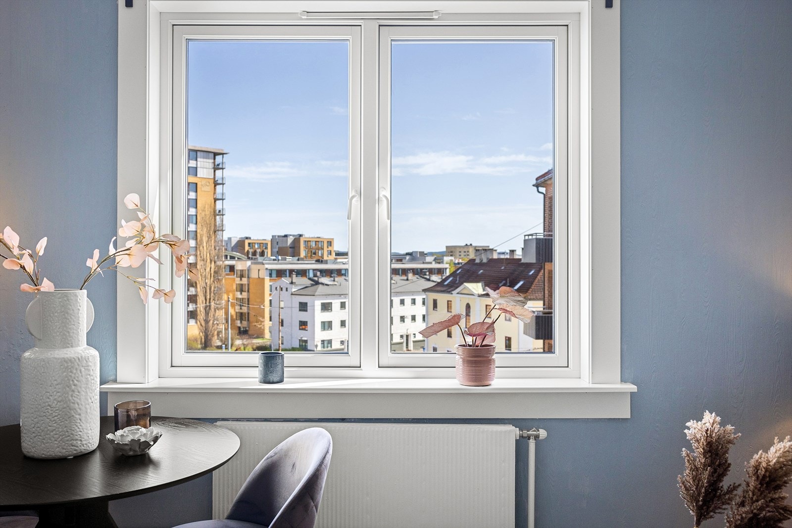 Borettslaget har nylig pusset opp fasade og byttet vinduer (2016). Galleribilde