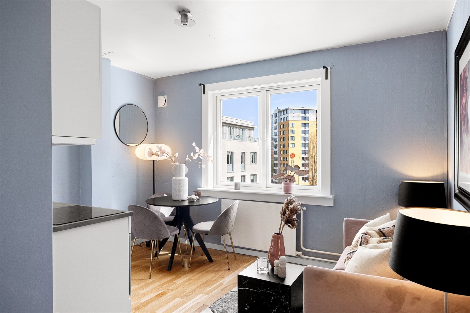 Stort vindu som slipper inn godt med naturlig lys og som har et flott utsyn. Galleribilde