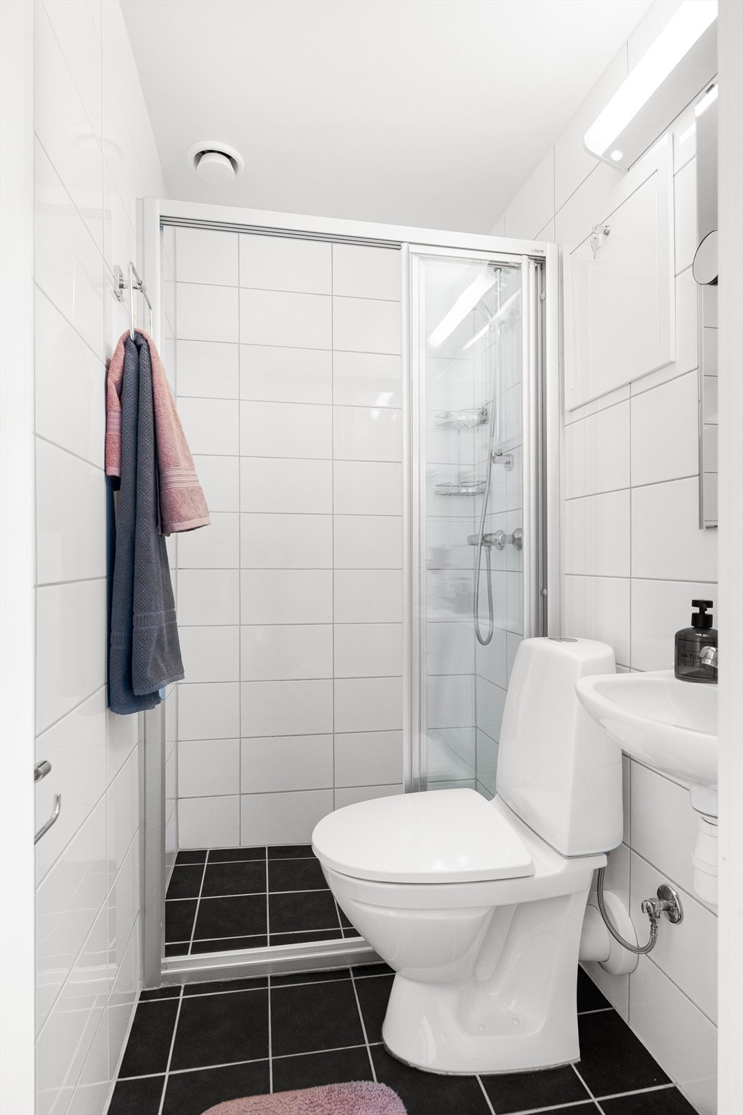 Pent og flislagt bad. Badet er tatt i regi av borettslaget, og var ferdigstilt i 2014. Galleribilde