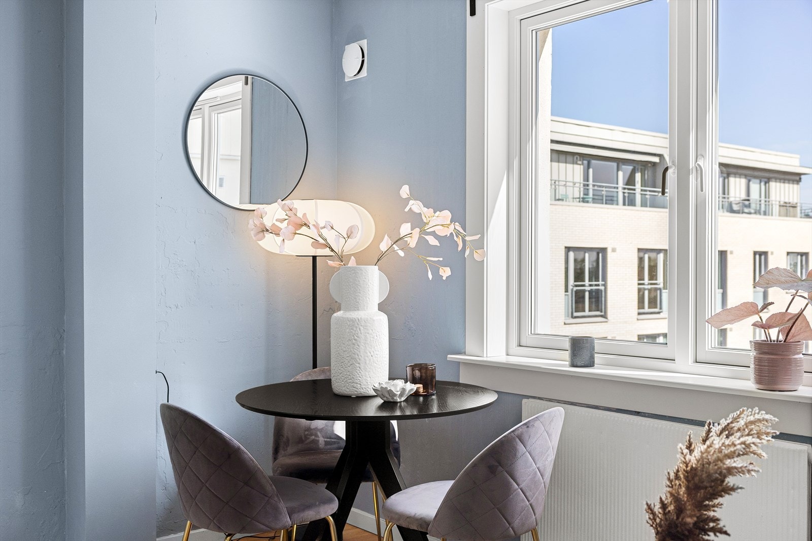 Den gode takhøyden gir en særdeles lys og luftig atmosfære. Galleribilde