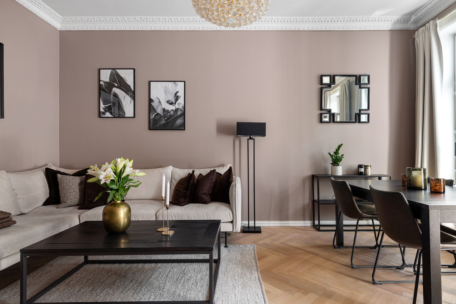 Videre har man god plass til god sofagruppe og annet møblement om ønskelig. Galleribilde